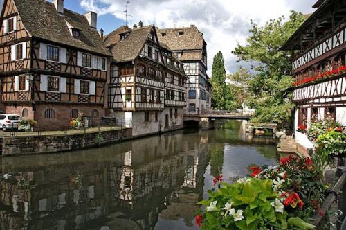 Faites estimer gratuitement en ligne à Strasbourg dans le Bas-Rhin (67) vos tableaux, dessins, sculptures, livres anciens, bronze, bijoux, antiquités et mobilier ancien par un expert agréé. Vente aux enchères de vos objets d’Art. Estim